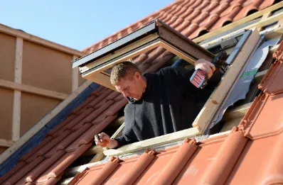 Pose de fenêtre de toit et velux par un couvreur à Roaillan