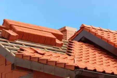 Pose et rénovation de toiture en tuiles à Roaillan